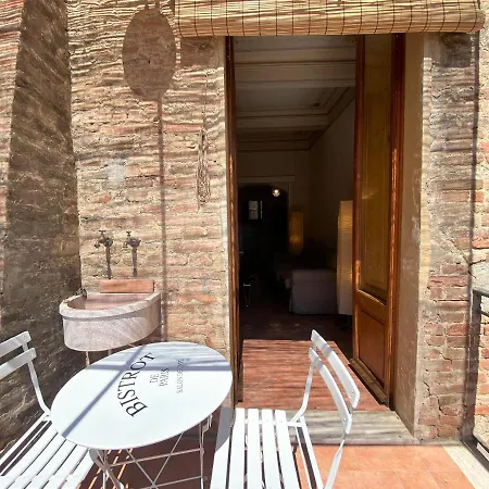 Апартаменты La Fonte-with Balcony Close By Piazza Del Campo Сиена